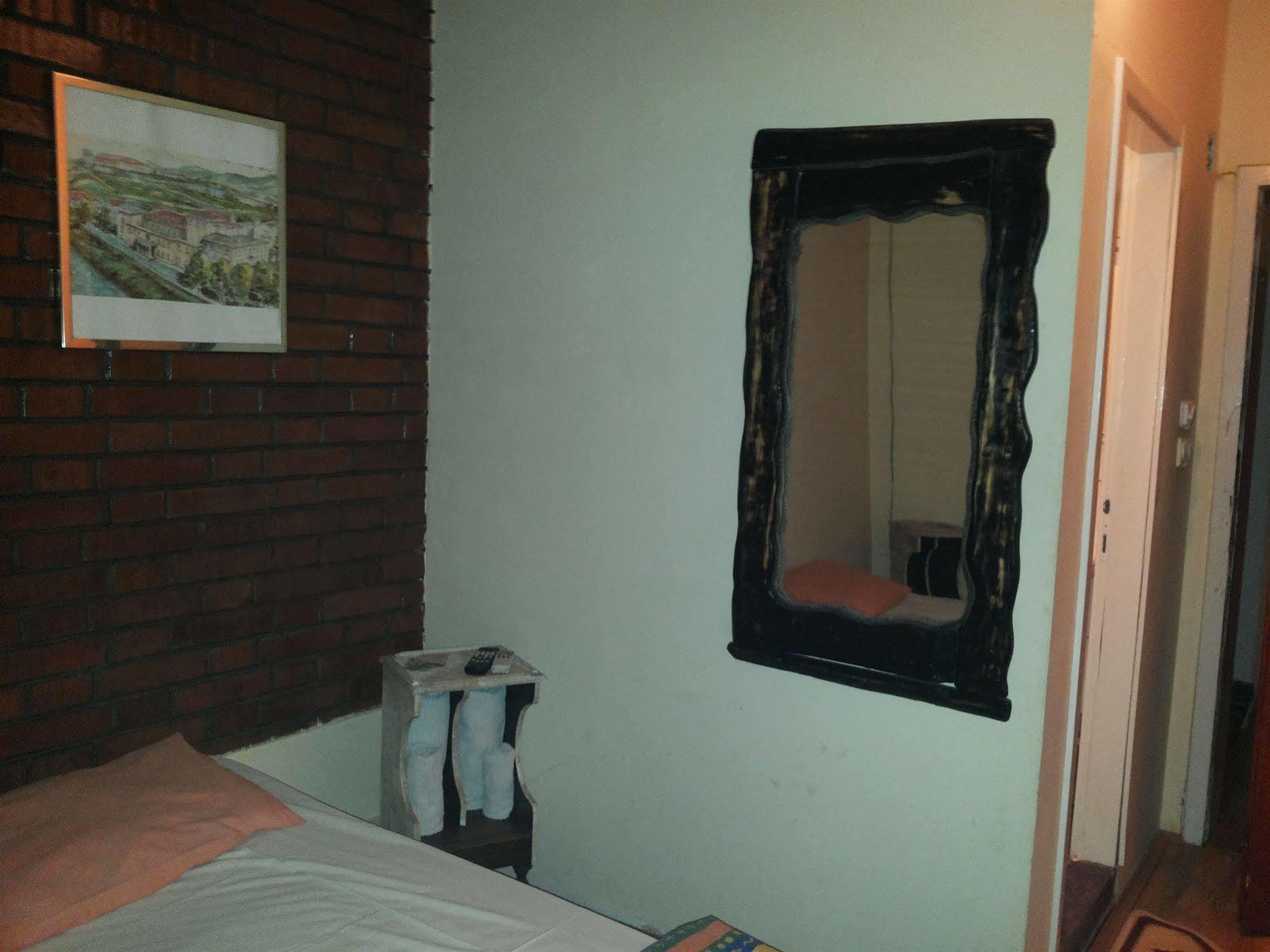 Hotel Vuk Скопье Экстерьер фото